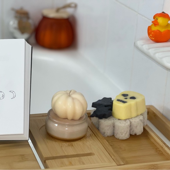 Skull soap with shea butter and mica powder and essential oils - Picture 3 of 3